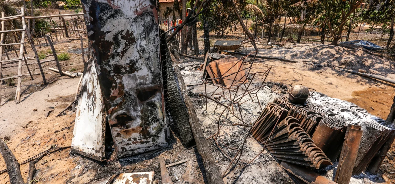 Família tem móveis e eletrodomésticos destruídos pelo fogo