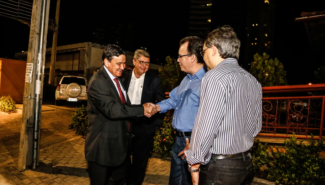 Welligton Dias cumprimenta autoridades 