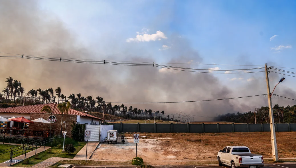 Incêndio atinge vegetação próxima a Lili Doces 