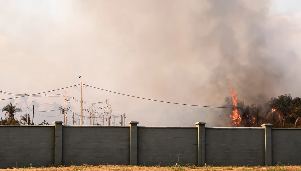 Incêndio atinge vegetação próxima ao Alphaville em Teresina Piauí 