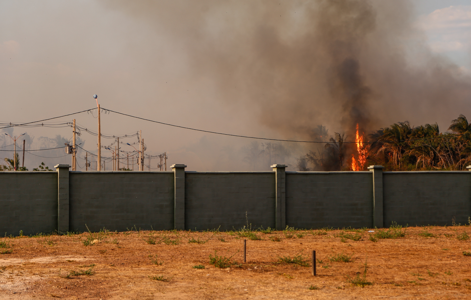 Incêndio atinge vegetação próxima ao Alphaville 