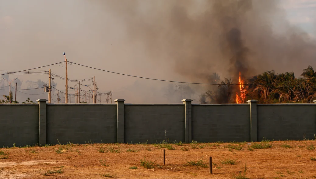 Incêndio atinge vegetação próxima ao Alphaville 