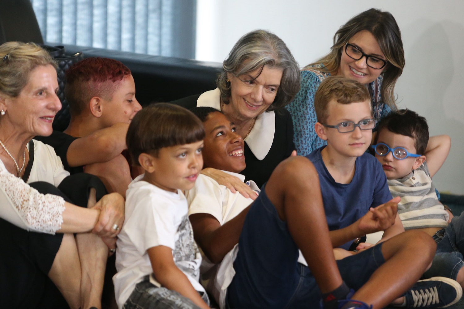 Ministra Cármen Lúcia recebe crianças no STF