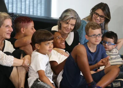 Ministra Cármen Lúcia recebe crianças no STF