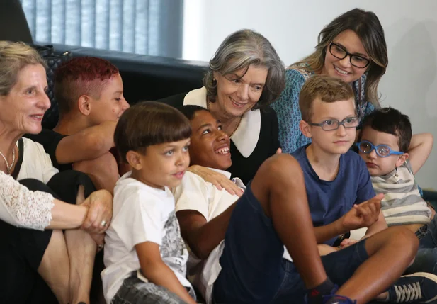Ministra Cármen Lúcia recebe crianças no STF