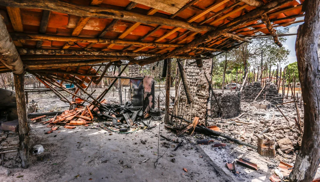Morador tem casa destruída pelo fogo