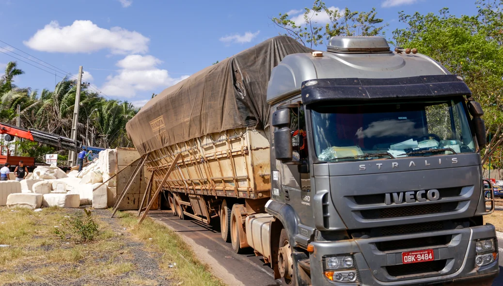 Motorista escorou o caminhão para evitar mais prejuízos