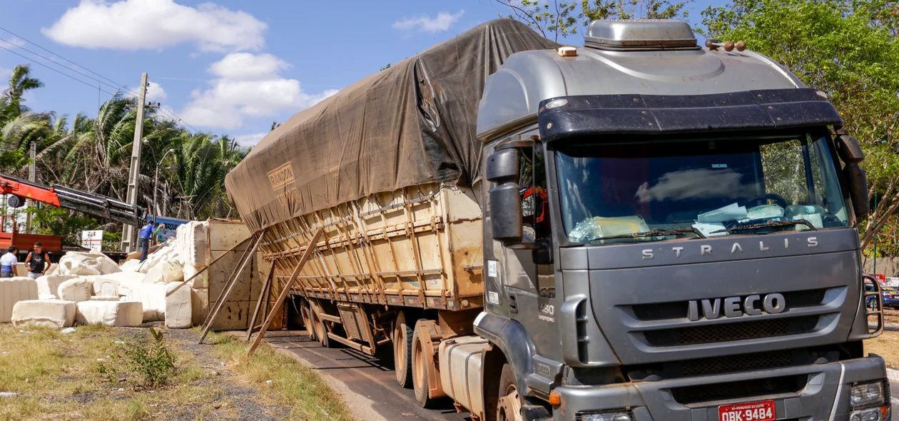 Motorista escorou o caminhão para evitar mais prejuízos
