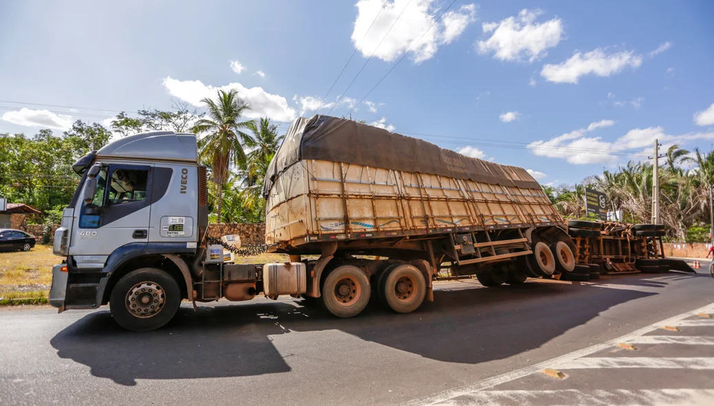 O caminhão congestionou  a saída de teresina