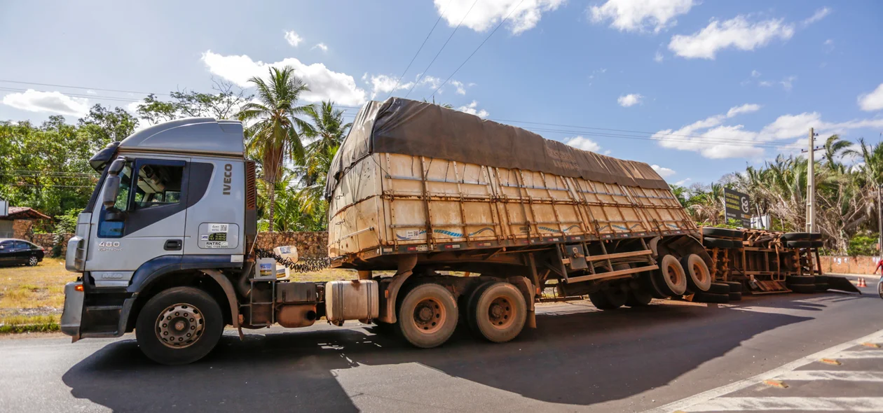 O caminhão congestionou  a saída de teresina