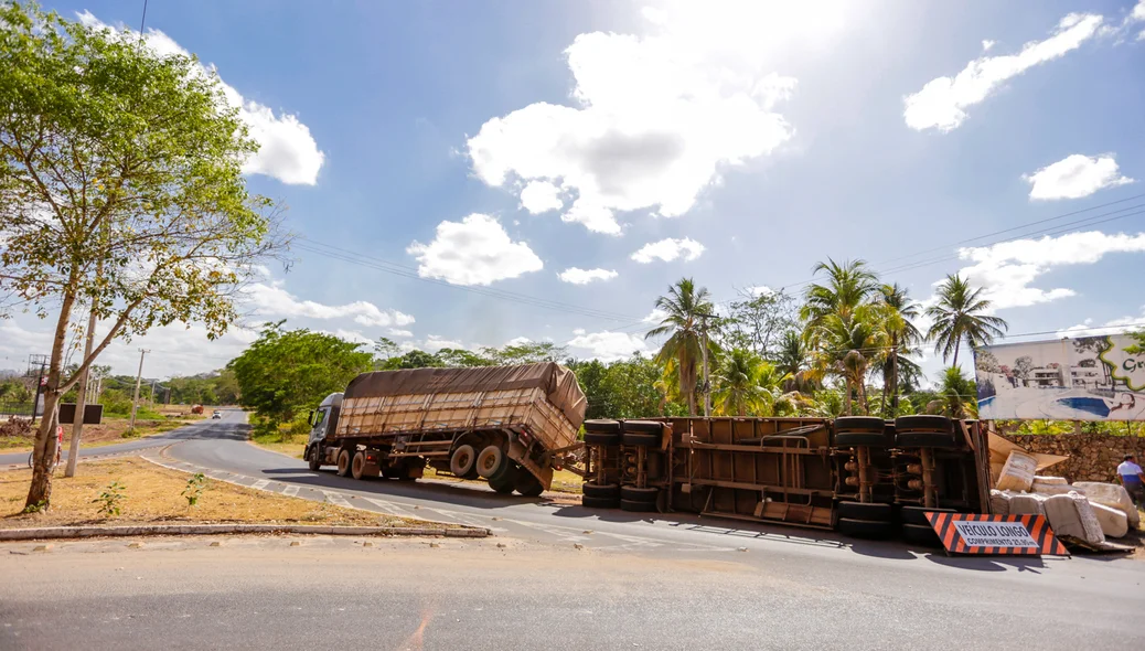 O caminhão tombou na BR 343