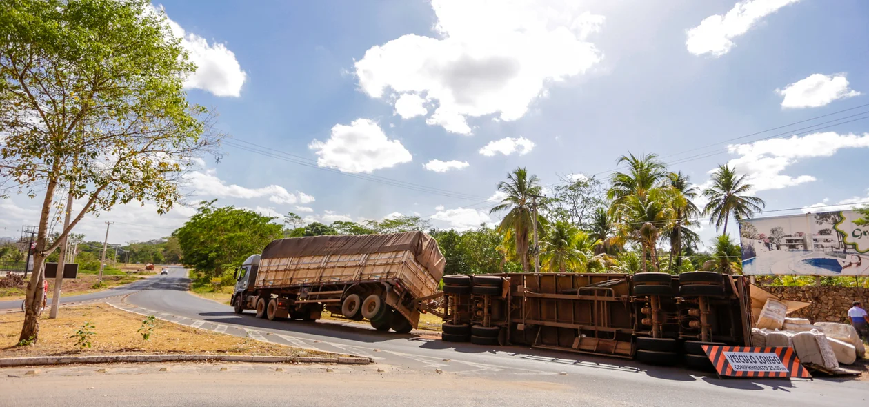 O caminhão tombou na BR 343