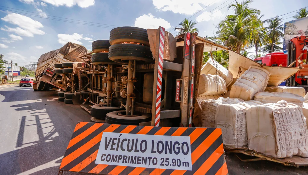 Veículo Longo tomba na saída de Teresina