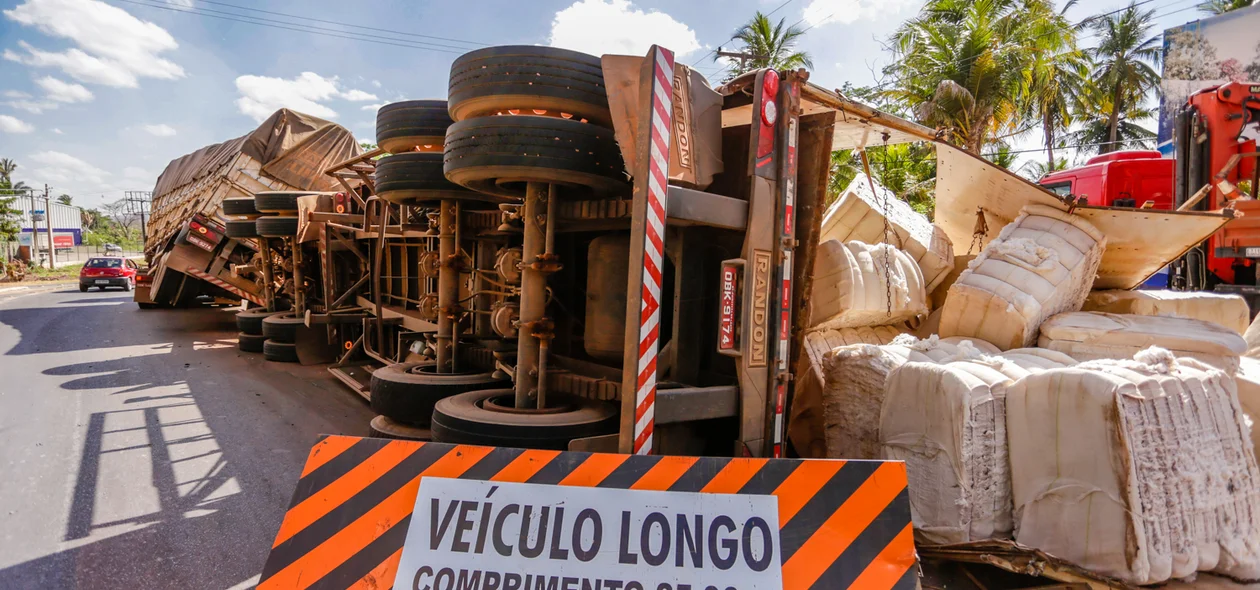 Veículo Longo tomba na saída de Teresina