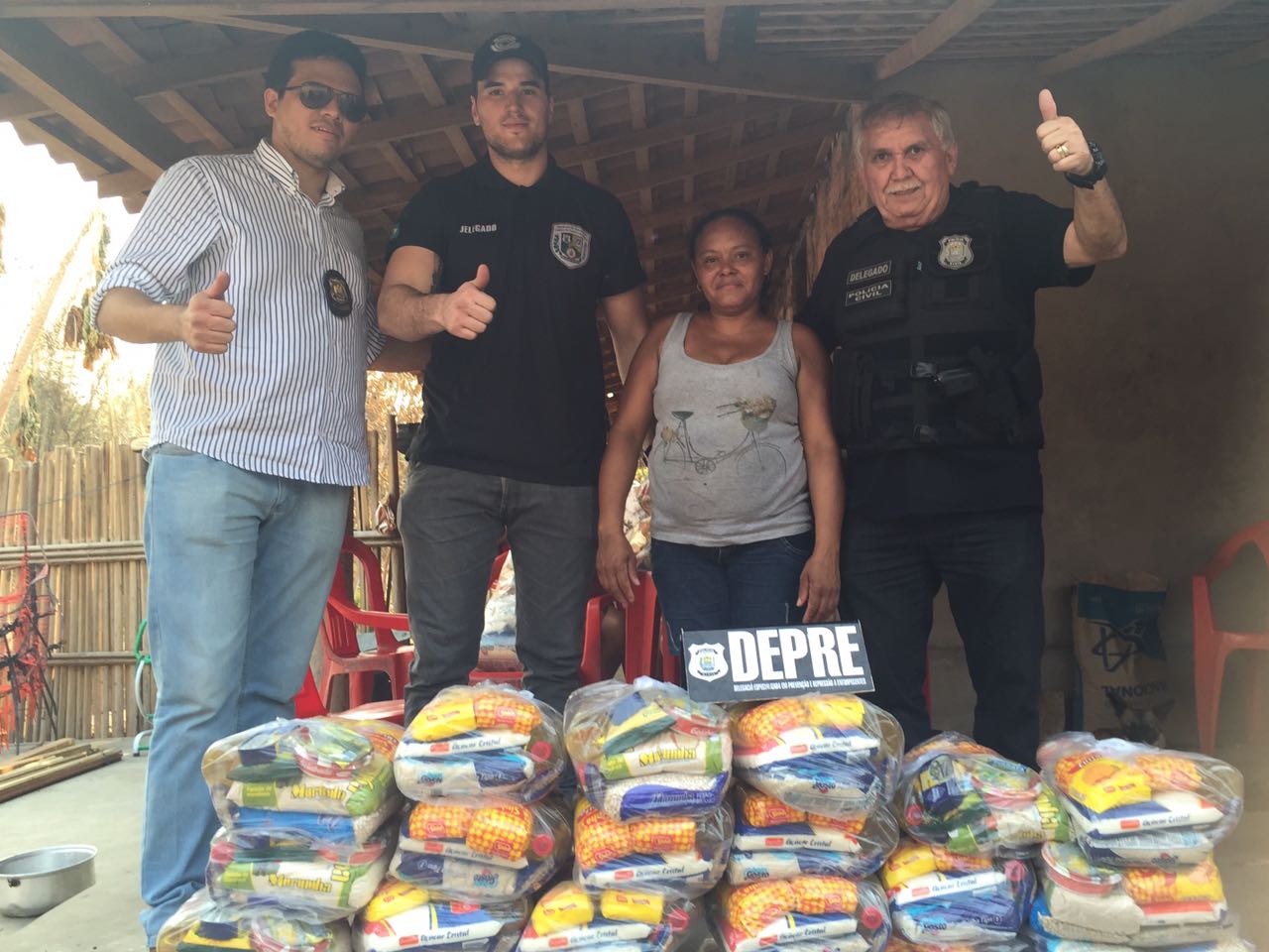 Depre entrega alimentos para famílias vítimas de incêndio 