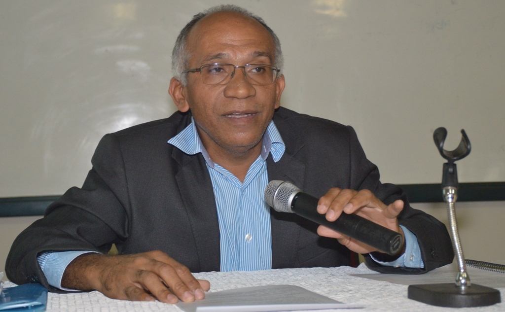 Palestrante debate com os presentes