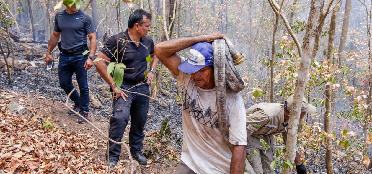 Moradores ajudaram a conter o fogo