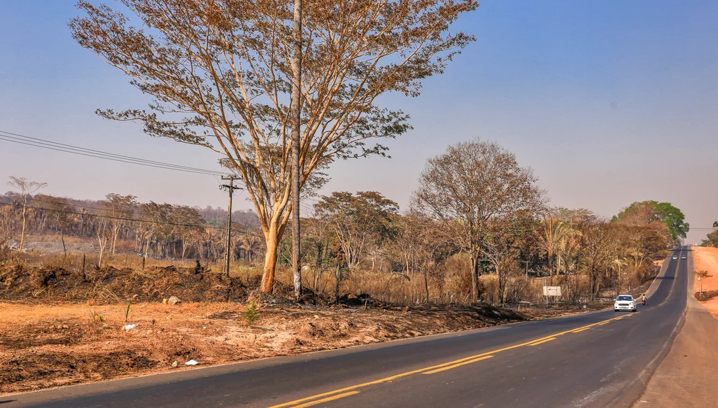 Nuvem de fumaça na estrada  de Altos