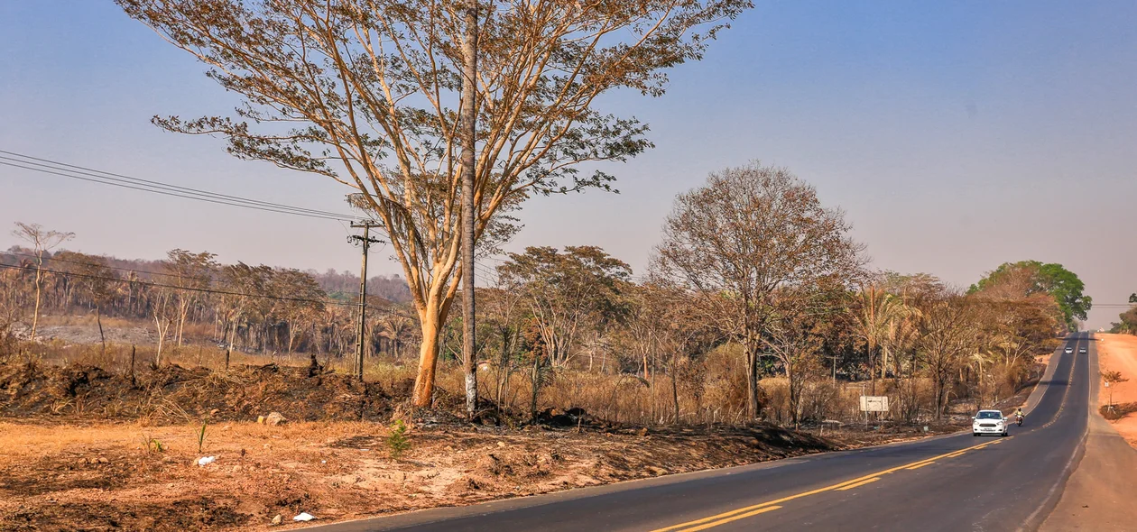 Nuvem de fumaça na estrada  de Altos