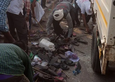 Sapatos foram deixados após a correria