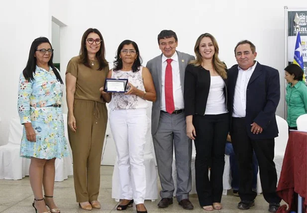 Seduc entrega premiações alusiva ao Dia do Professor em Oeiras