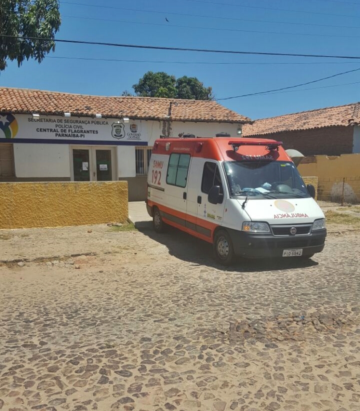 Preso sendo levado da Central de Flagrantes de Parnaíba para unidade hospitalar