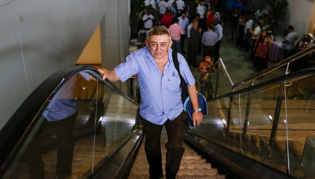 Passageiro utiliza escada
