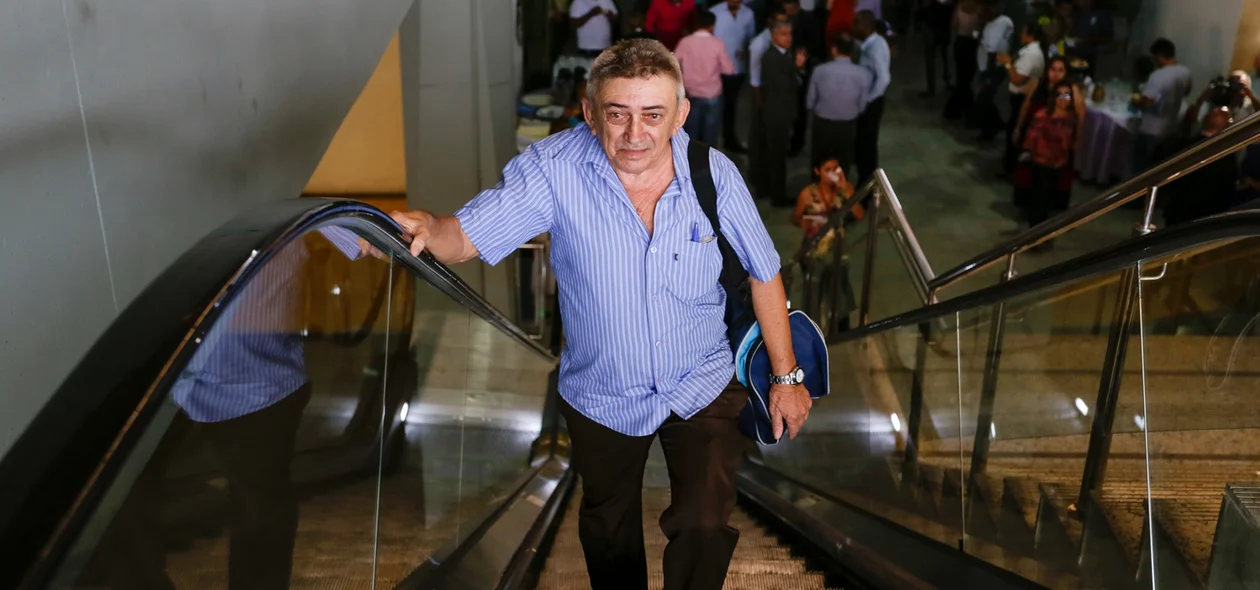 Passageiro utiliza escada