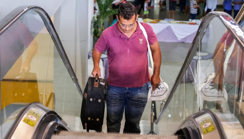 Passageiro utiliza nova escada