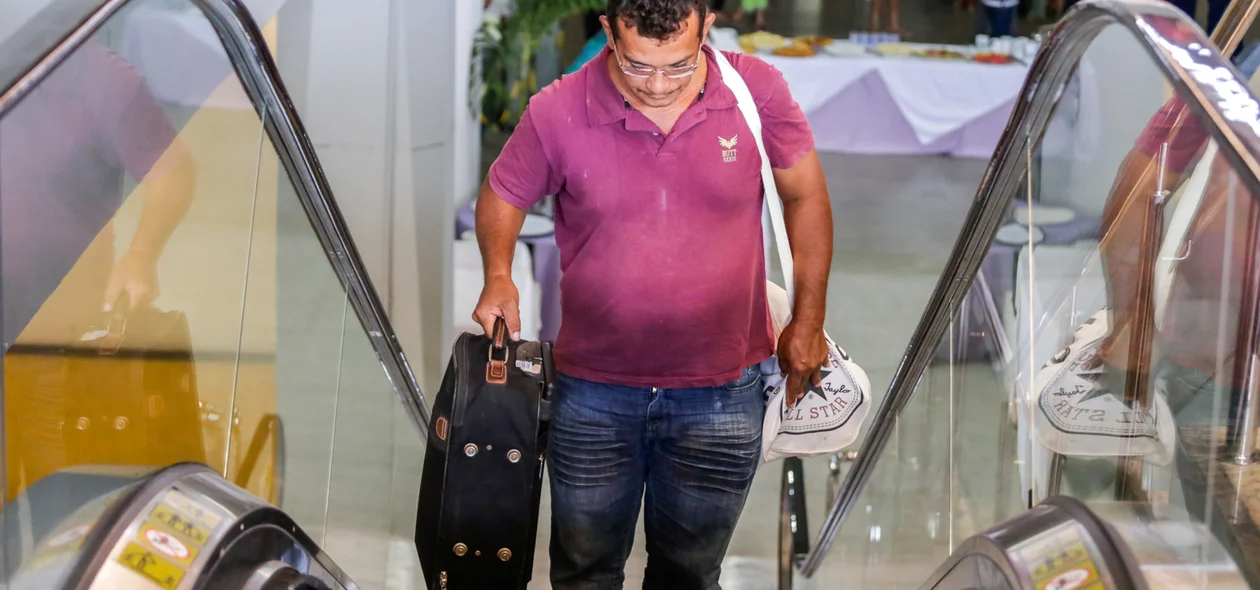 Passageiro utiliza nova escada