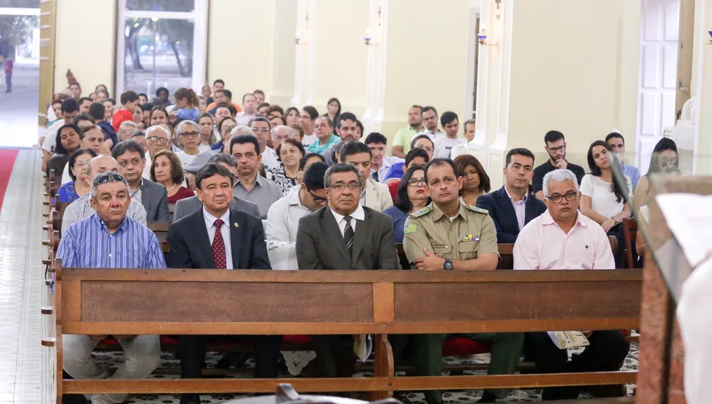 Autoridades presentes na missa