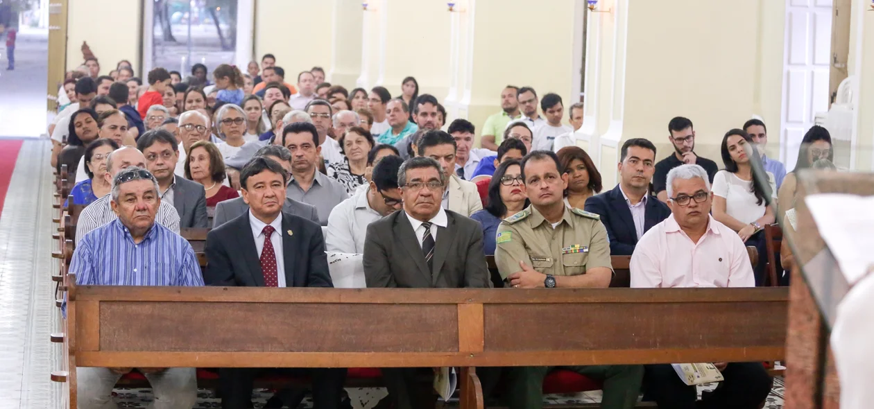 Autoridades presentes na missa