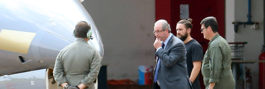 Eduardo Cunha sendo conduzido para aeronave da Polícia Federal