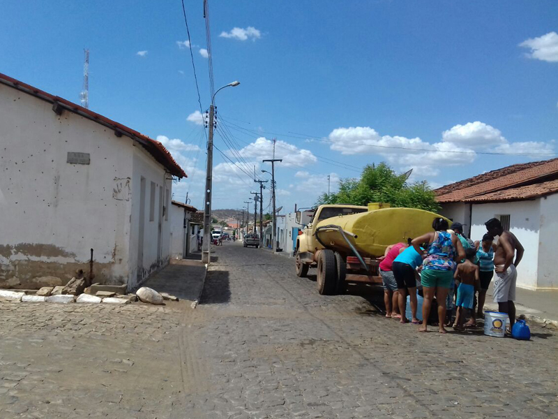 Empresário contratou carros pipas para ajudar moradores
