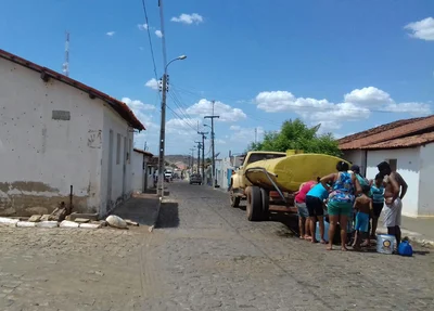 Empresário contratou carros pipas para ajudar moradores