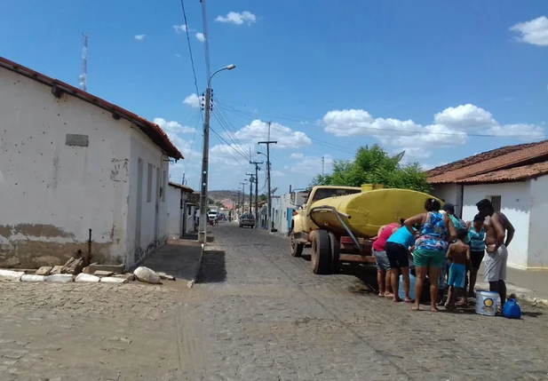 Empresário contratou carros pipas para ajudar moradores
