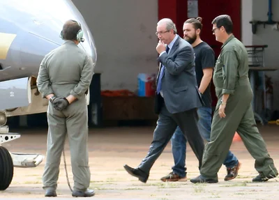 Ex-deputado Eduardo Cunha sendo conduzido para aeronave da Polícia Federal