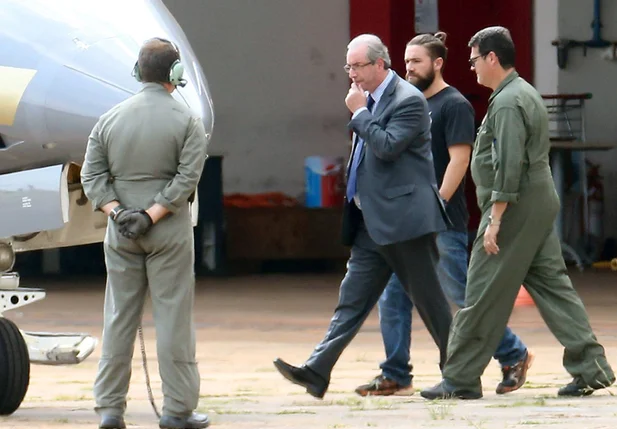 Ex-deputado Eduardo Cunha sendo conduzido para aeronave da Polícia Federal