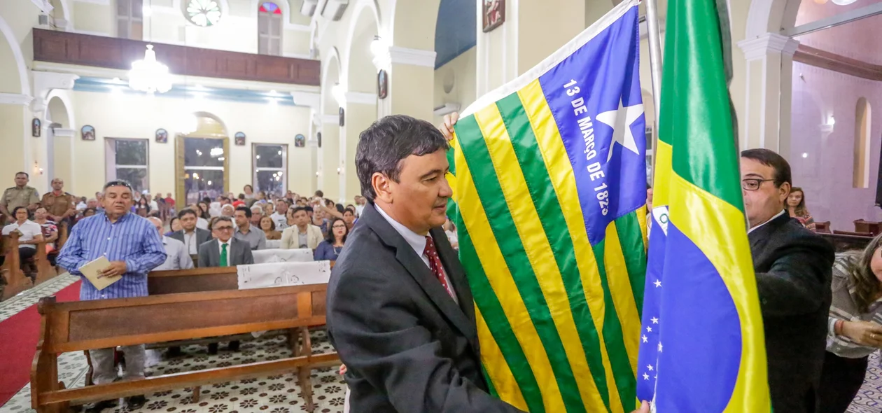 Governador Pendura bandeira no mastro da Igreja