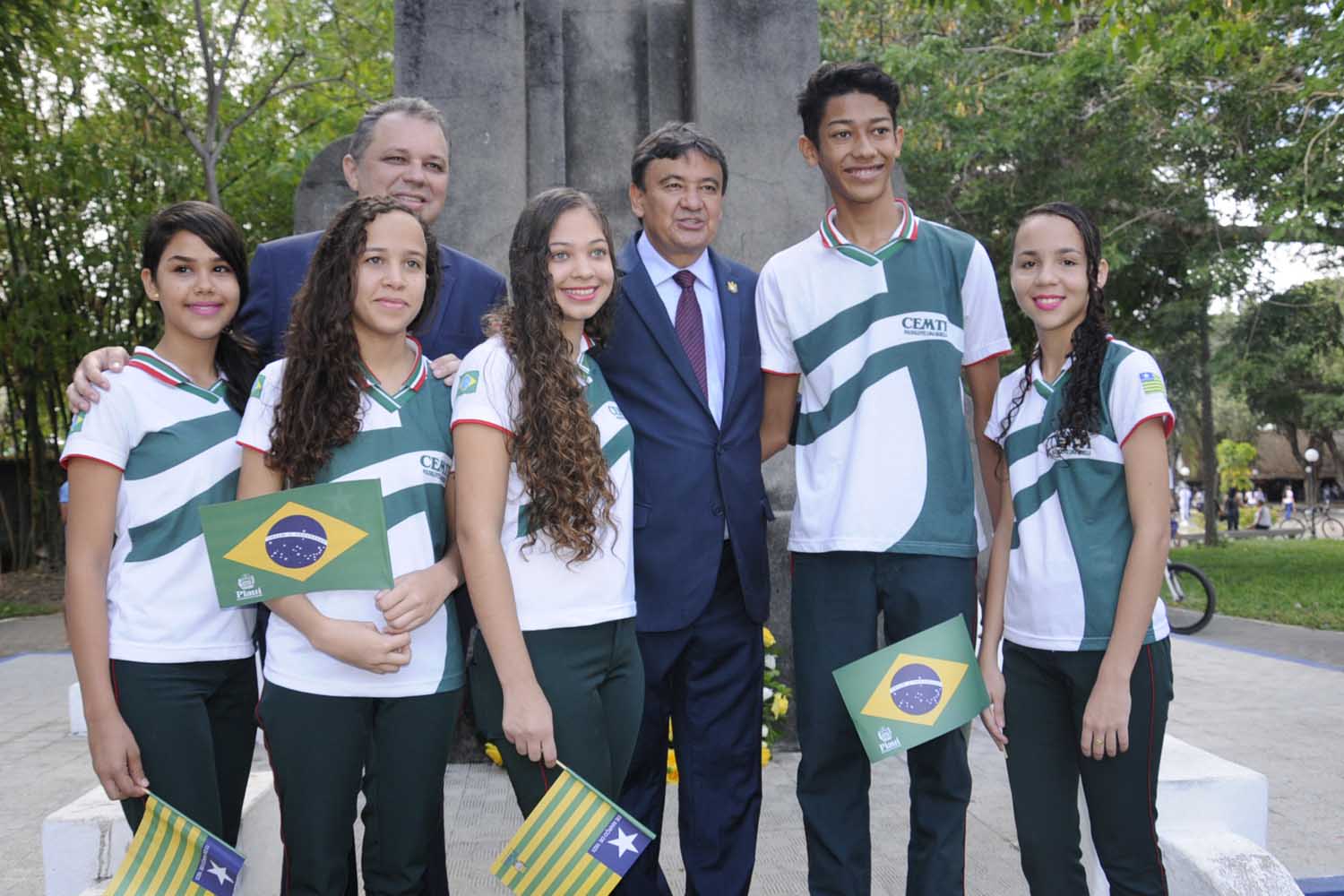 Prefeito Florentino Neto, Wellington Dias e alunos de Parnaíba