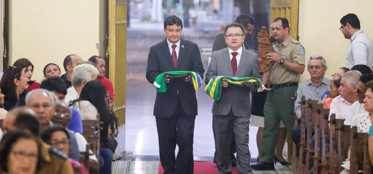 Wellington e Merlong carregam bandeiras para o altar