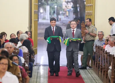 Wellington e Merlong carregam bandeiras para o altar