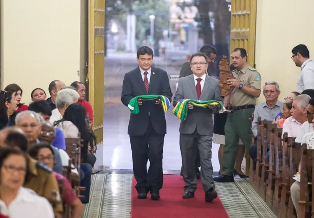 Wellington e Merlong carregam bandeiras para o altar