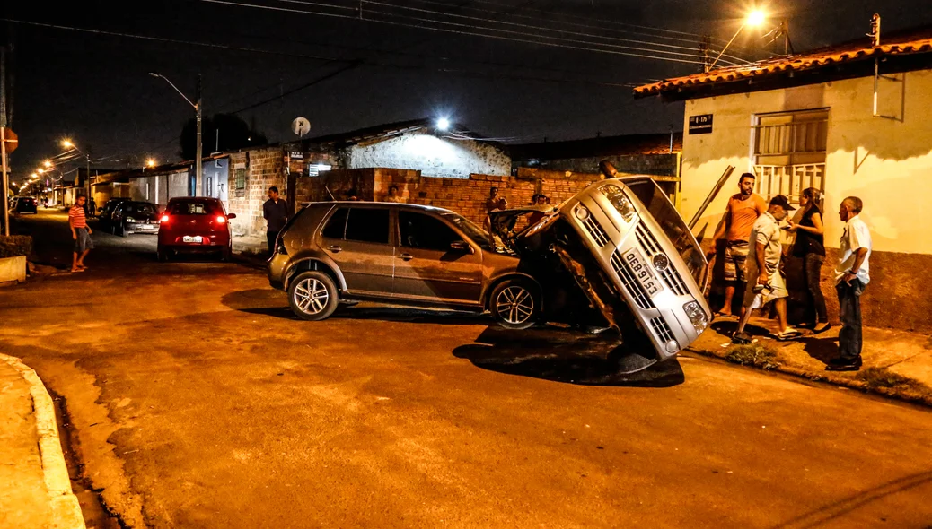 Acidente entre 2 carros no bairro Dirceu II