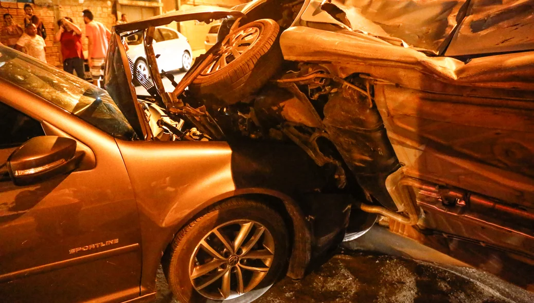 Batida danificou os carros 