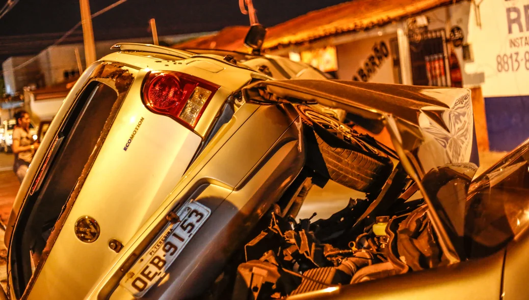 Carros ficaram destruídos com a batida
