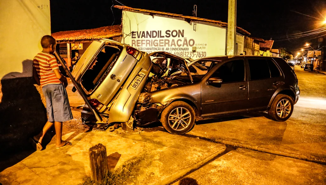 Carros ficaram destruídos 