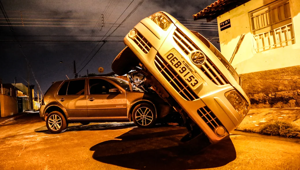 Colisão entre carros no Dirceu II quase acaba em capotamento