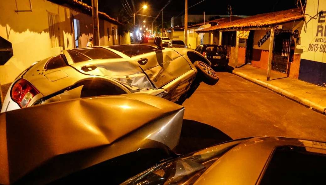 Colisão entre veículos no bairro Dirceu, deixa carros completamente destruídos   
