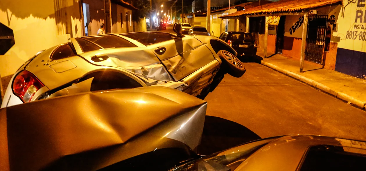Colisão entre veículos no bairro Dirceu, deixa carros completamente destruídos   